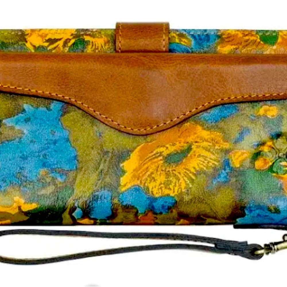 Patricia Nash Wildflower Organizer Wristlet
Dimen 8 1/4"(W) x 4 1/2"(H) x 1"(D)